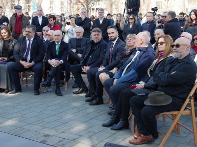 Vaszary János festőművész szobrának avatása