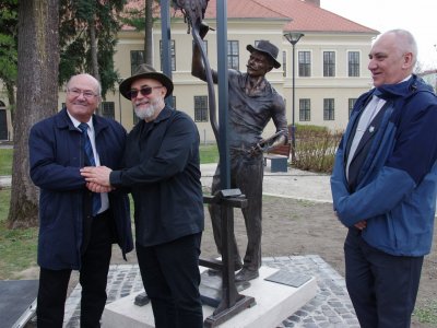 Vaszary János festőművész szobrának avatása