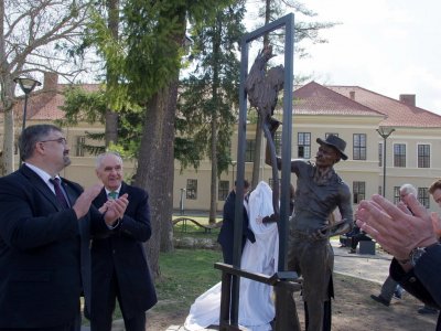 Vaszary János festőművész szobrának avatása