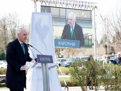 Vaszary János festőművész szobrának avatása